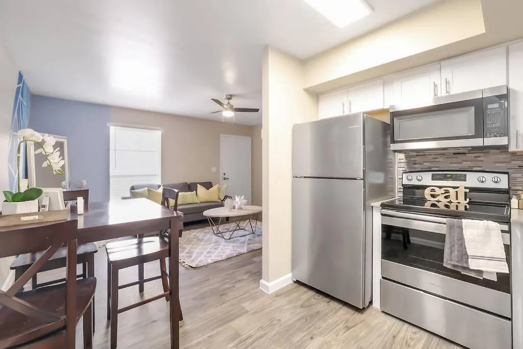 Cozy Suite W Pool And Free Parking At Phoenix Apartment